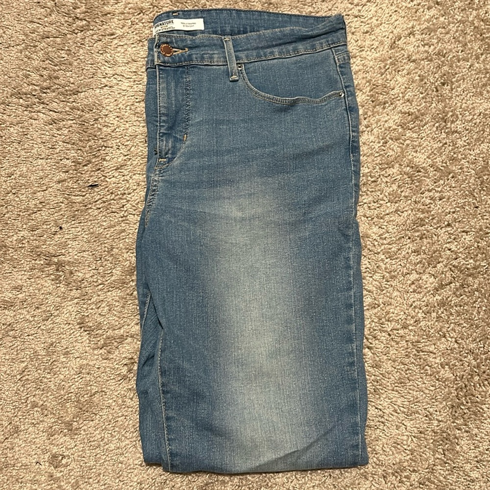 Levi’s Totally Shaping Straight